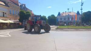 Protest poljoprivrednika, traktorima kroz grad (FOTO - VIDEO) - Hit Radio Pozarevac, Branicevski okrug