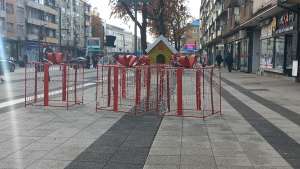 U gradu počelo postavljanje novogodišnje dekoracije (FOTO) - Hit Radio Pozarevac, Branicevski okrug