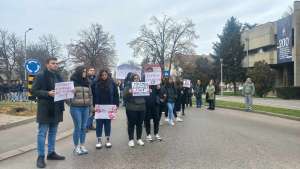 Učenici u protestu kod kružnog toka kod suda - Hit Radio Pozarevac, Branicevski okrug