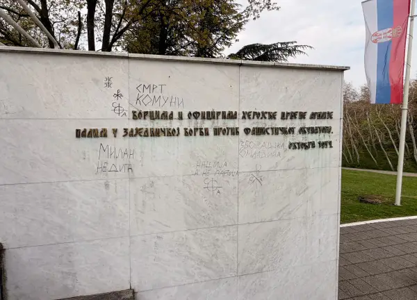 Vandalizam na Čačalici: Oskrnavljen spomenik sovjetskim crvenoarmejcima (VIDEO)