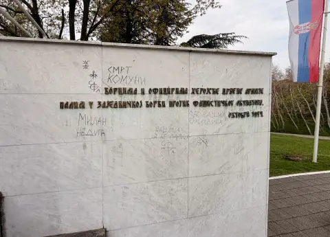 Vandalizam na Čačalici: Oskrnavljen spomenik sovjetskim crvenoarmejcima (VIDEO)