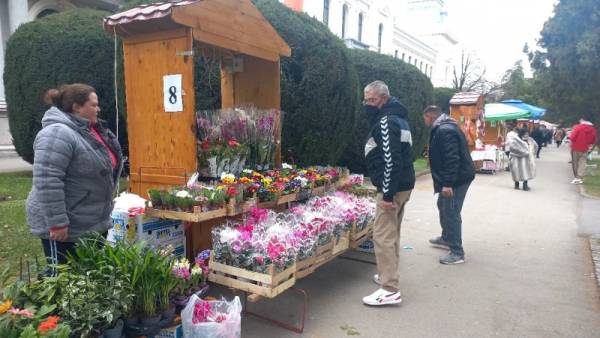 Osmomartovska prodaja (FOTO)