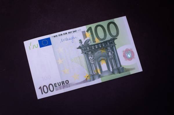 Počela isplata 100 evra mladima od države