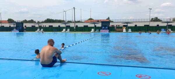 Počela sezona kupanja na Gradskom bazenu (FOTO)
