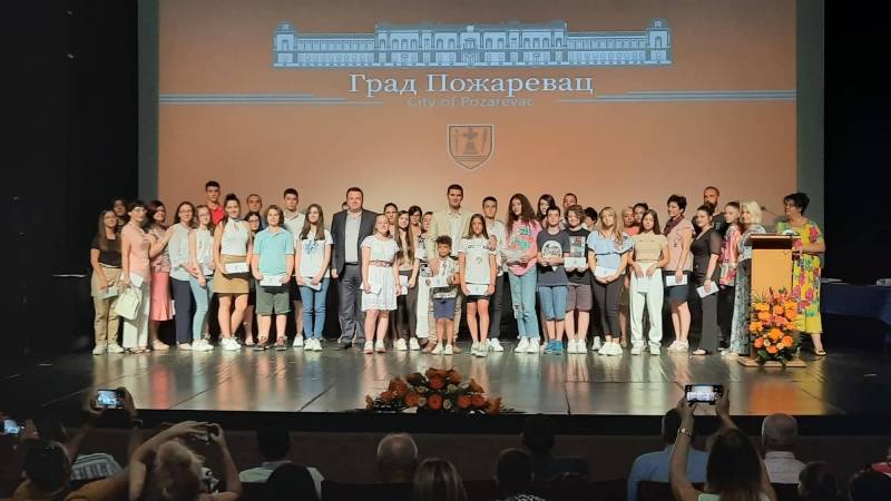 Grad Požarevac novčano nagradio najbolje učenike
