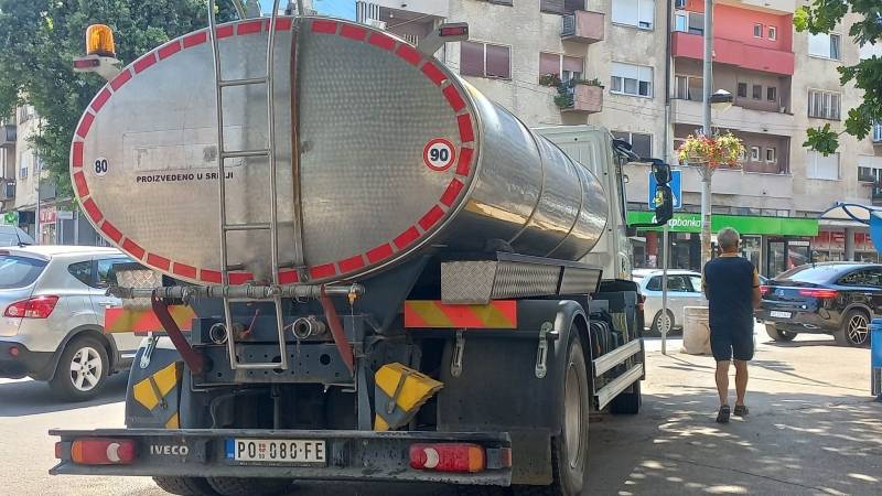 Zbog velikih vrućina CISTERNA SA VODOM u centru