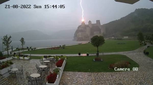Grom udario u Šešir kulu Golubačke tvrđave