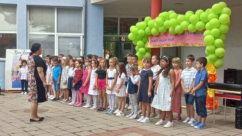 Požarevac: Đaci uz intoniranje himne seli u klupe