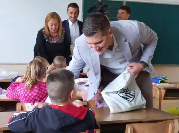 Uručeni poklon paketi za đake prvake