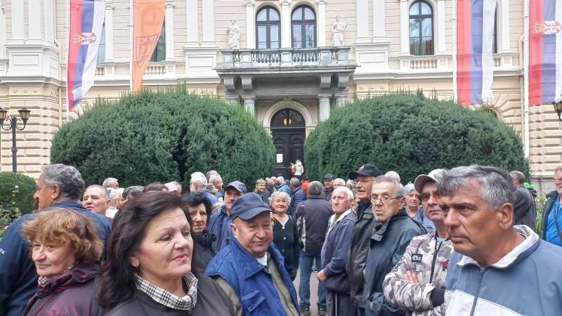 Protest penzionera u parku (FOTO)