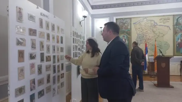 Izložba starih čestitki “Božićne iskre” u Gradskom zdanju (FOTO)