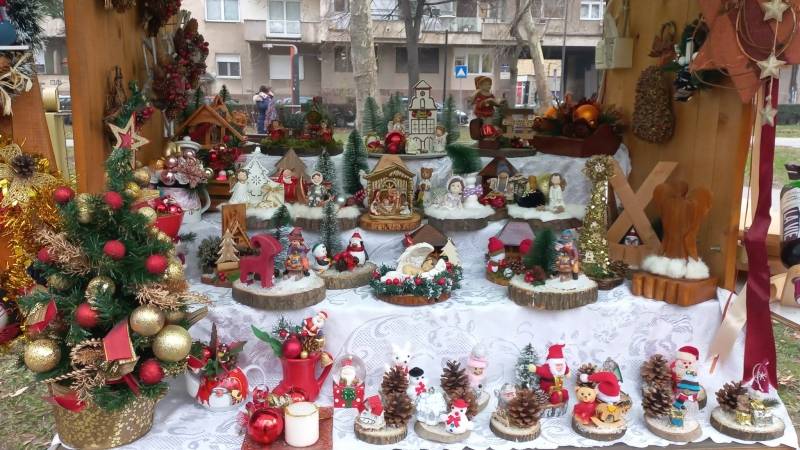 U toku je praznična prodaja u parku (FOTO)