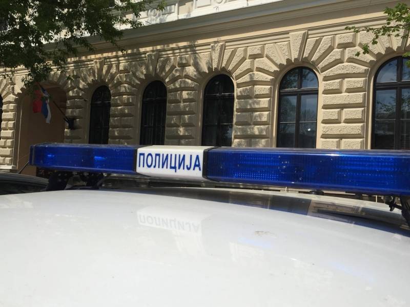 Maskiran i sa nožem tražio novac pa pobegao