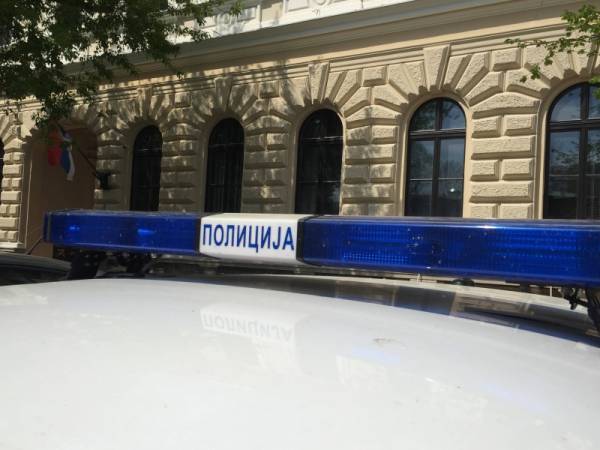 Maskiran i sa nožem tražio novac pa pobegao