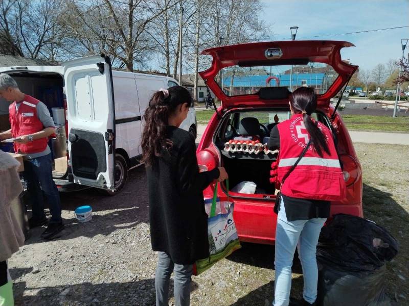 Crveni krst podelio slatkiše deci korisnika Narodne kuhinje u Požarevcu i Kostolcu