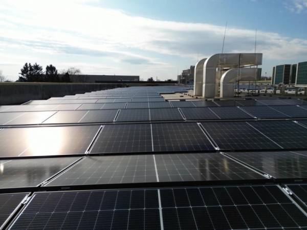 Solarna elektrana na krovu STOP SHOP-a u Požarevcu smanjiće emisije CO2 koliko i šuma od 26 hektara