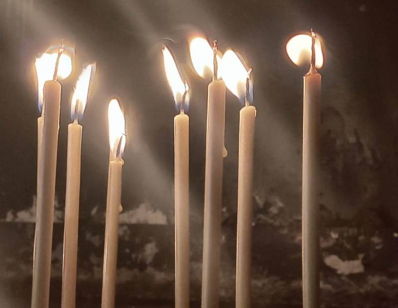 REM: Mediji da 6., 7. i 8. maja emituju program prikladan Danu žalosti