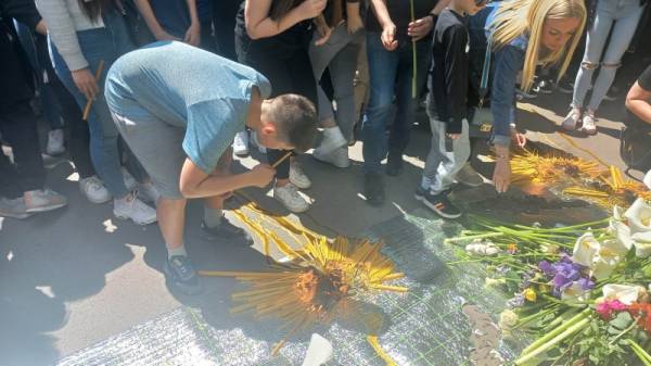 Požarevljani odaju poštu žrtvama masakra u Beogradu, u tišini pale sveće