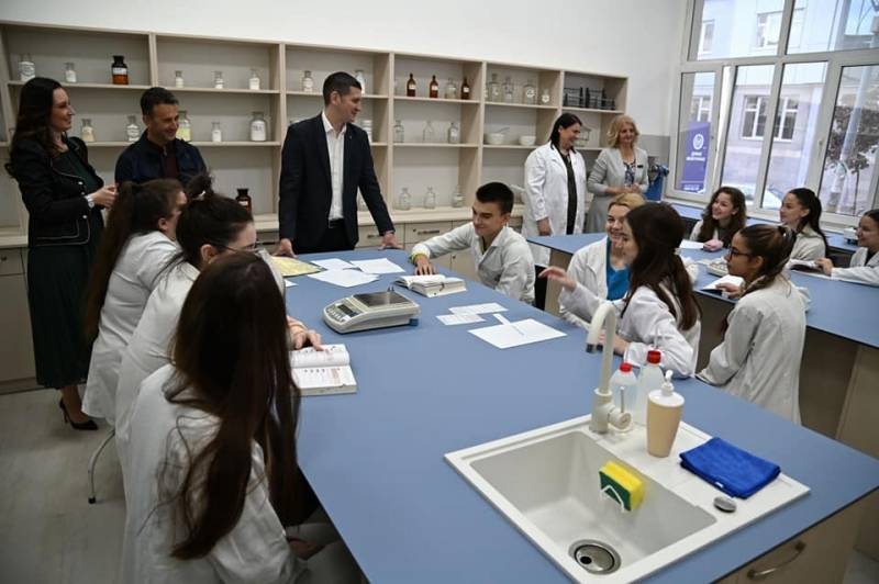 Renoviran deo zgrade, kabinet laboratorije i učionice u Medicinskoj školi