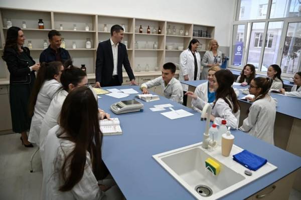 Renoviran deo zgrade, kabinet laboratorije i učionice u Medicinskoj školi