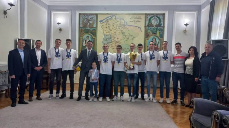 Prijem za odbojkašku selekciju Požarevačke gimnazije i šahovskog velemajstora Matiju Arsenijevića