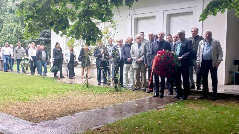 Milošević je izručen Haškom tribunalu 28. juna 2001. godine, ovaj datum danas je obeležen polaganjem venaca na njegov grob (FOTO)