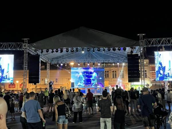 60. LjKI: Di-džej žurkom počeo prateći program