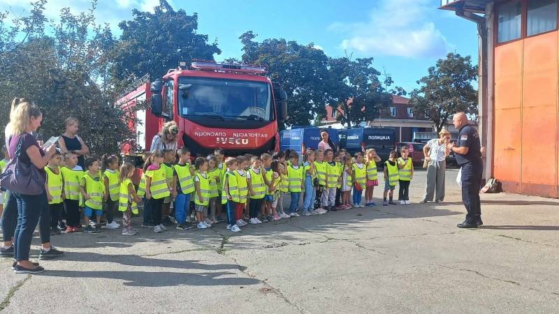 Vatrogasci-spasioci iz Požarevca družili se sa malim drugarima iz PU Ljubica Vrebalov