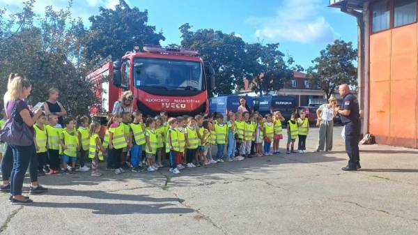 Vatrogasci-spasioci iz Požarevca družili se sa malim drugarima iz PU Ljubica Vrebalov