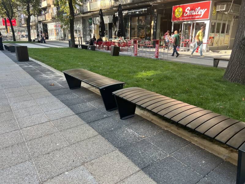 Postavljaju se klupe u Tabačkoj čaršiji