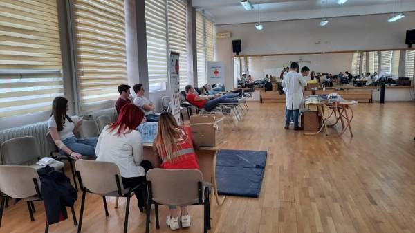 Maturanti u akciji dobrovoljnog davanja krvi