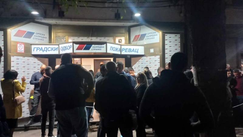 Građani u redovima čekaju da potpišu podršku listi SNS