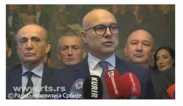 SNS prva predala RIK-u izbornu listu uz 92.637 potpisa podrške