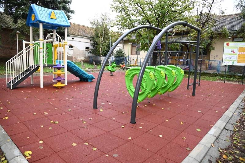 Završeno postavljanje novih dečijih igrališta
