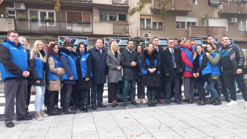 Tomislav Momirović obišao štand SNS u Požarevcu