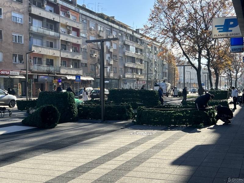 Počelo ukrašavanje grada, postavlja se jelka