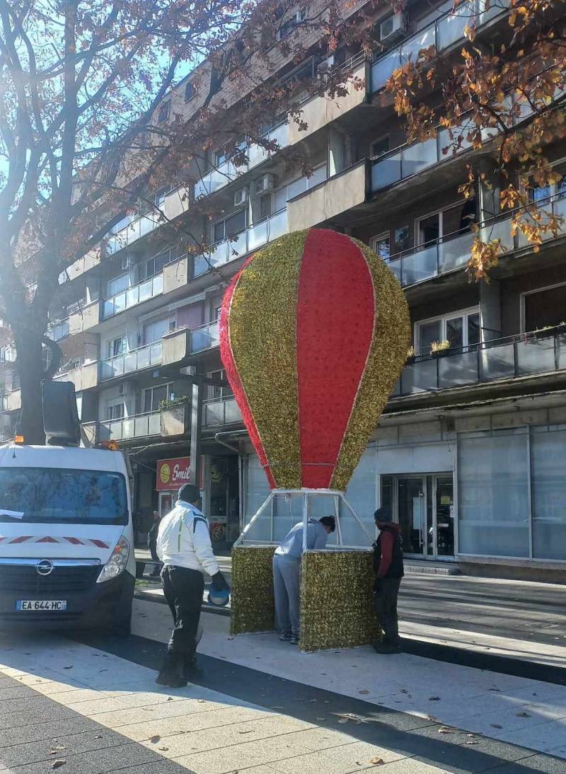 U toku ukrašavanje grada za novogodišnje praznike