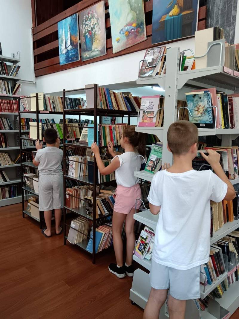 Pričaonice tokom leta u Biblioteci u Kostolcu