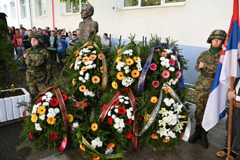 Položeni venci na bistu Kralja Aleksandra Karađorđevića