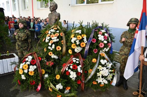 Položeni venci na bistu Kralja Aleksandra Karađorđevića