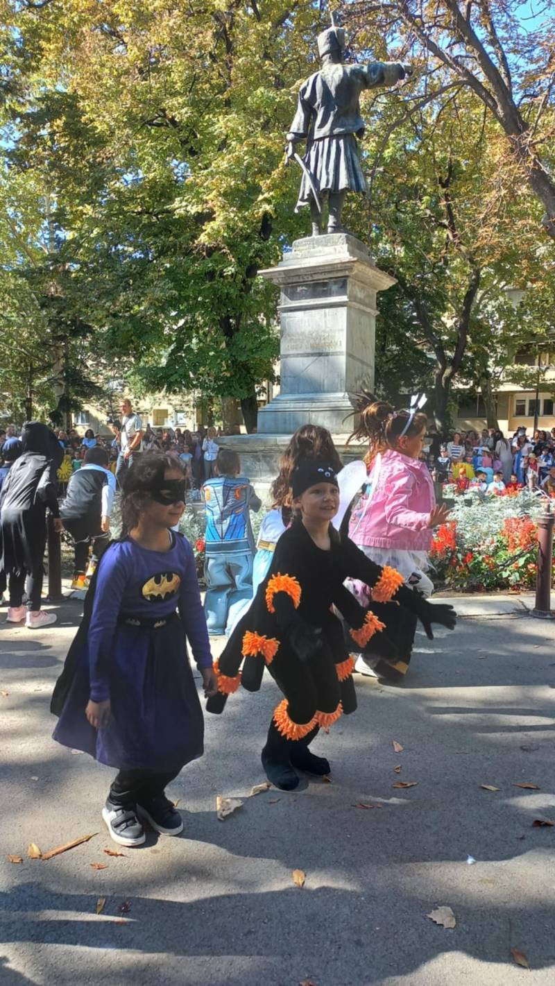 Dečiji osmesi i šareni kostimi ulepšali požarevački park: Maskenbal u znaku ljubavi i tolerancije (FOTO)