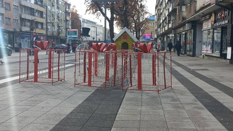 U gradu počelo postavljanje novogodišnje dekoracije (FOTO)