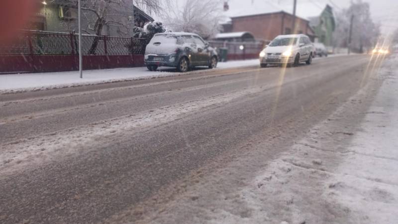 MUP apeluje na vozače da voze pažljivo zbog snežnih padavina i klizavih kolovoza