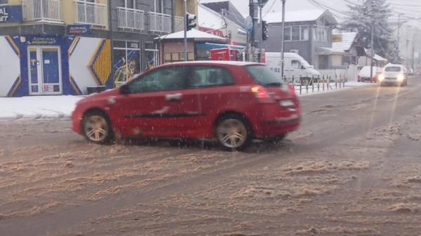 Svi putevi su prohodni i bezbedni, nema zastoja u saobraćaju
