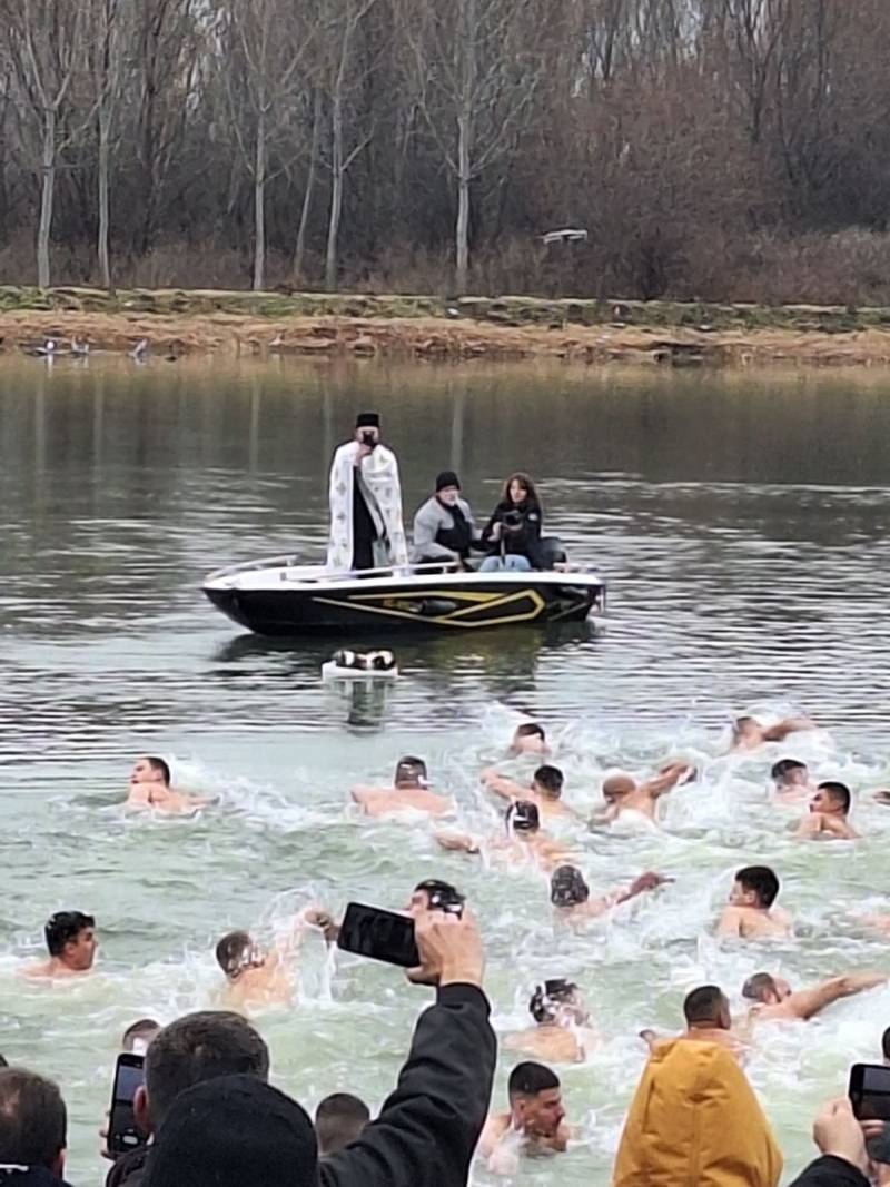 Održano plivanje za Časni krst u Kostolcu (FOTO)