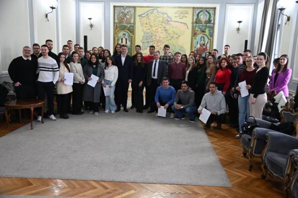 Grad podržava obrazovanje, uručene stipendije