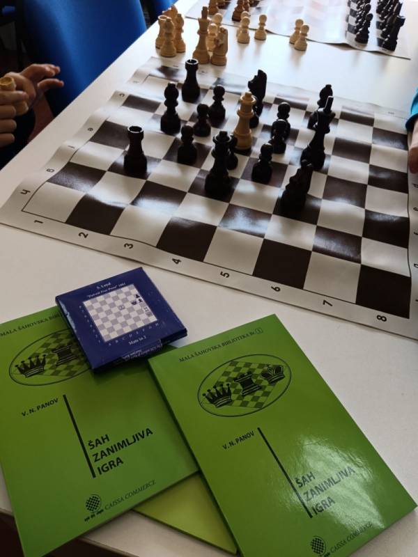 Počela sa radom škola šaha u biblioteci u Kostolcu