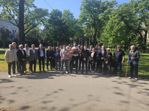 Položeno cveće na spomenik Vase Pelagića