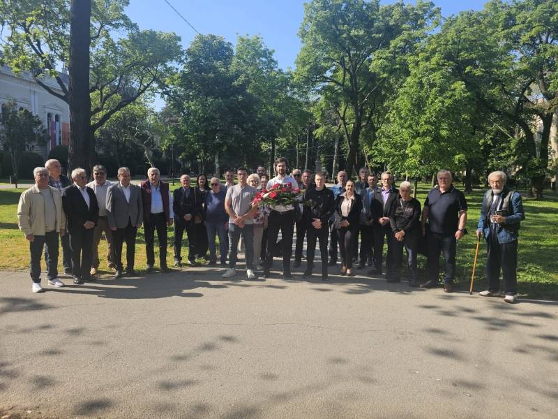 Položeno cveće na spomenik Vase Pelagića