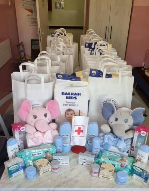 Poklon paketi za bebe rođene u nedelji Crvenog krsta